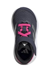 Zapato deportivo de malla en color navy con cordones rosas, detalles en plata y suela blanca. Presenta una correa de gancho y bucle para un ajuste seguro.