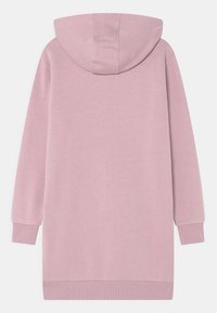 Růžové mikinové šaty s dlouhým rukávem a žebrovanými manžetami a lemem, zobrazené ze zadní strany, s velkou kapucí a měkkou texturou látky.