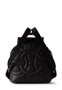 Zaino in pelle nera con motivo circolare trapuntato, tracolla regolabile in tessuto intrecciato e dettagli in metallo dorato. Chiusura con zip sul lato.