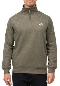 Oliven grønt pullover med en halv-zip krave, vandret tekstur og et logo på brystet. Har ribbede manchetter og en lige søm.