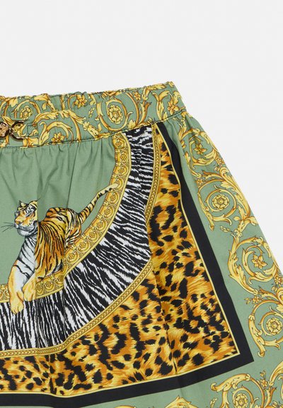 Groen stof met sierlijke gele bloemenkrullen, centrale tijgerillustratie, omringd door zebra- en luipaardprintpatronen in een omlijnd ontwerp.