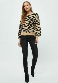 Desires DEDSEMILINE JAQUARD KNIT PULLOVER - Neule - p cuban sand print