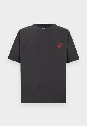 T-shirt noir à manches courtes et col rond avec de petites bandes diagonales rouges doubles sur le côté gauche de la poitrine et sur la manche gauche.