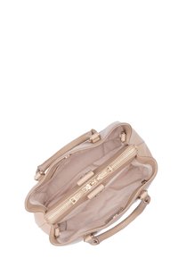 Borsa a tracolla in pelle beige con due manici corti, chiusura con zip e interno foderato. Presenta hardware in tono oro e un design spazioso.