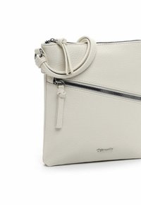 Borsa a mano in pelle bianca con superficie testurizzata, chiusura superiore con zip e manico circolare. Presenta una tasca frontale con zip e dettagli metallici.