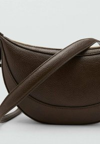 Bolso cruzado de cuero marrón con forma curveada, superficie texturizada y una larga correa ajustable, que presenta un cierre de cremallera dorado.