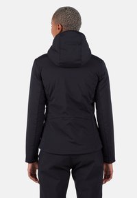 Schwarze isolierte Jacke mit hohem Kragen und Kapuze, figurbetontem Schnitt und glatter Textur, geeignet für den Outdoor-Einsatz.