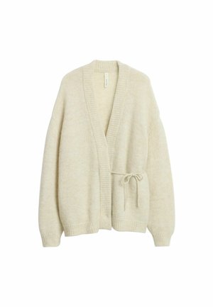 Beige gestrickter Cardigan mit langen Ärmeln, offenem Vorderteil, gerippten Kanten und einem dünnen Bindegürtel auf der rechten Seite.