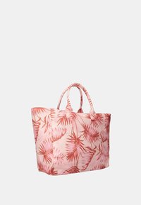 Grande borsa a tracolla in tessuto rosa chiaro con un motivo floreale che presenta foglie di palma rosse, manici doppi e una forma strutturata.