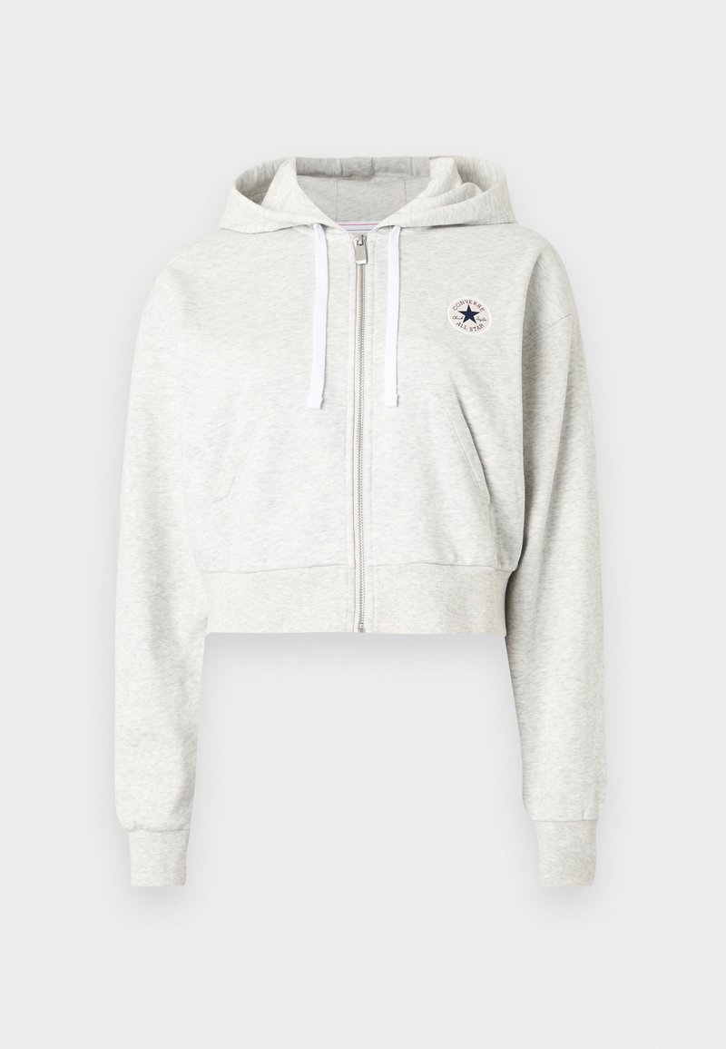 Lichtgrijze cropped zip-up hoodie met witte trekkoorden en een klein rond Converse All Star-logo op de linkerborst.