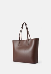 Bolso tote de imitación cuero marrón, suave, con dos asas largas, de forma rectangular y un diseño minimalista. Sin herrajes ni acentos visibles.