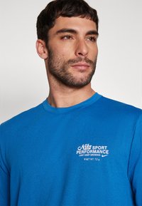 Nike Performance Camiseta estampada - court blue pink foam