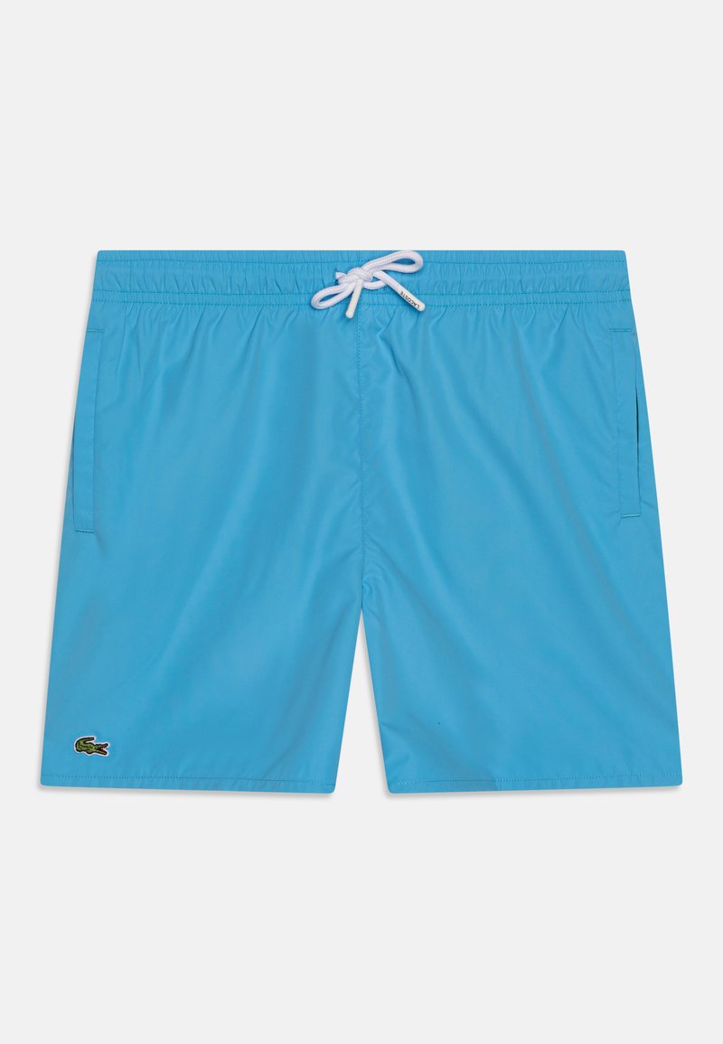 Jasnoniebieskie szorty do pływania wykonane z gładkiego materiału, z elastycznym paskiem w talii i białym sznurkiem oraz kieszeniami po bokach, z małym logo.