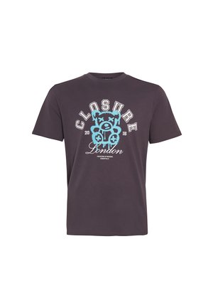 Czarny szary t-shirt z bawełny z dużym niebiesko-białym nadrukiem przedstawiającym niedźwiedzia oraz napisem "CLOSURE London 2015." Krótkie rękawy.