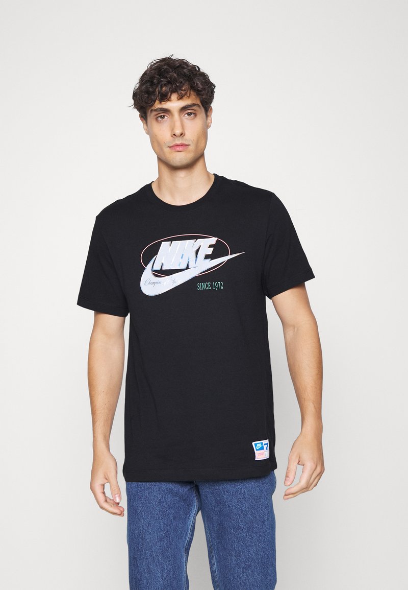 Nike Sportswear TEE VARSITY Tshirt print black/zwart Zalando.be