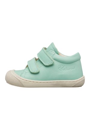 Scarpa per bambino verde menta con due cinturini in Velcro, punta arrotondata, suola in gomma beige e imbottitura morbida intorno alla caviglia.