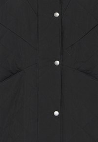 Zwarte gewatteerde vest met ruitpatronen, knoopsluiting en een matte, gladde textuur. Ontworpen voor warmte met een stijlvolle afwerking.