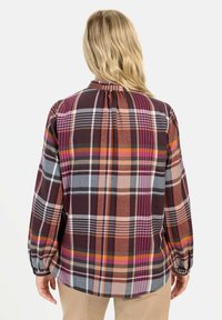 Rutet blouse i nuancer af bordeaux, grå og orange, med lange ærmer og en sammensikret halsudskæring. Blødt stof med en struktureret overflade.