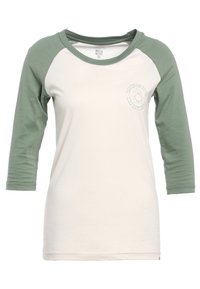 T-shirt a maniche 3/4 in crema con maniche raglan verde. Presenta un colletto rotondo e una piccola grafica circolare sul lato sinistro del petto. Morbido assortimento di cotone.