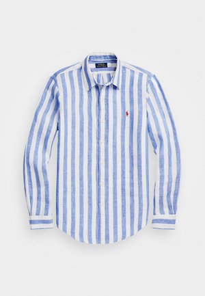 Chemise à manches longues rayée bleu et blanc en lin léger. Elle possède un col à bouton et un petit logo rouge sur la poitrine.