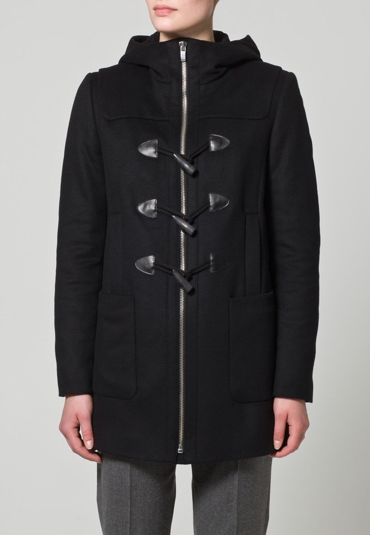Cappotto con cappuccio nero caratterizzato da chiusure in pelle a bottone, zip frontale e due tasche laterali. Il tessuto ha una consistenza liscia con un taglio dritto.