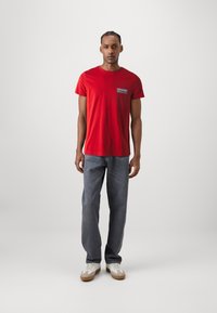 Tommy Hilfiger BADGE TEE - Printtipaita - dark magma