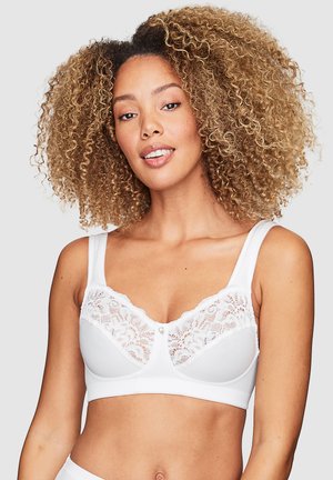 Witte beha met kanten details op de bovenste cups, brede bandjes en een kleine decoratieve knop in het midden. Gladde textuur, zachte stof.