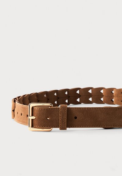Ceinture en daim marron avec boucle rectangulaire dorée et une boucle cousue, posée à plat sur fond blanc.