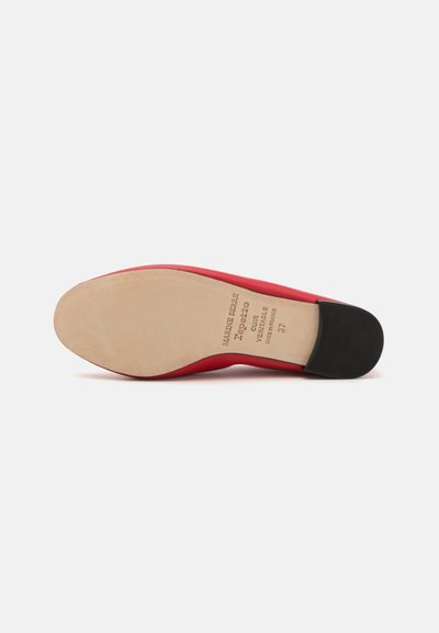 Red high-heeled shoe with a smooth fabric upper, pointed toe, and a beige leather sole featuring a black rubber heel. Size 37 listed.