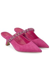 Décolleté slingback in suede rosa con punta affusolata e una cinturini decorato con cristalli sul collo del piede. Il tacco a blocco garantisce stabilità.
