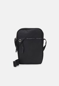 Borsa a tracolla nera in materiale sintetico con chiusura a zip, caratterizzata da una striscia con logo, un occhiello e una tracolla regolabile. Texture liscia con un design minimale.