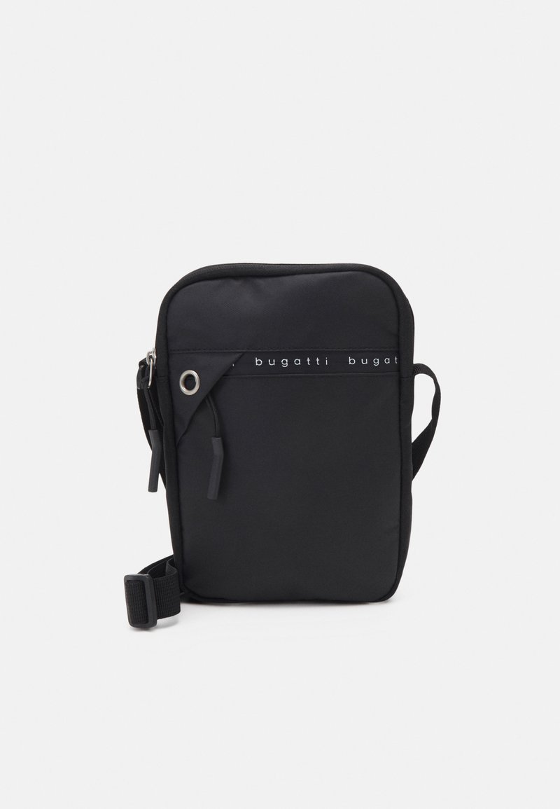Borsa a tracolla nera in materiale sintetico con chiusura a zip, caratterizzata da una striscia con logo, un occhiello e una tracolla regolabile. Texture liscia con un design minimale.