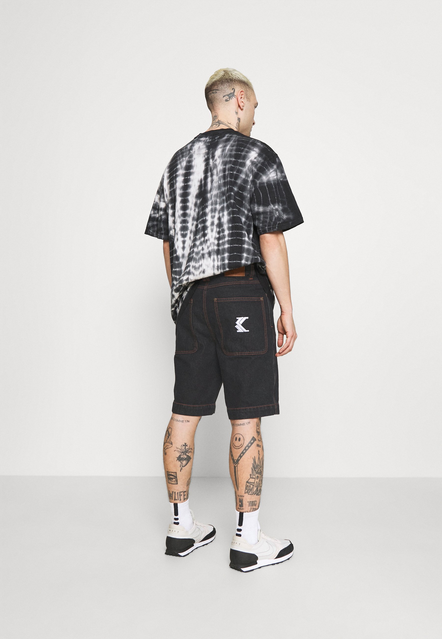 Karl Kani RINSE - Denim shorts - black 