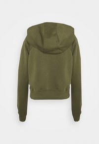 Kort hoodie i olivgrön, med en slät yta, långa ärmar och ribbat fåll. Bakvy visar huvdens design.