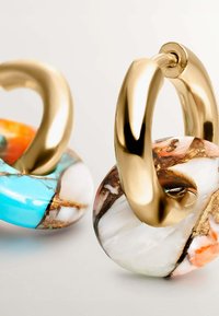 Pendientes de aro dorados con detalles de resina multicolor y piedra veteada. Presenta acentos en azul, naranja y blanco con vetas doradas.