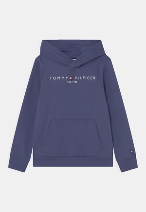 Marineblå hættetrøje med en frontlomme og ribstrikkede manchetter. Har "TOMMY HILFIGER EST. 1985" trykt på brystet med et logo-accent.
