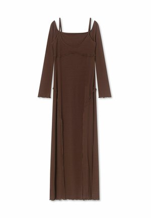 Pikk pruun kleit õhukeste õlapaeltega, pikkade varrukatega, ümarate kaeluse ja dekoratiivsete laineliste õmblustega valgel taustal.