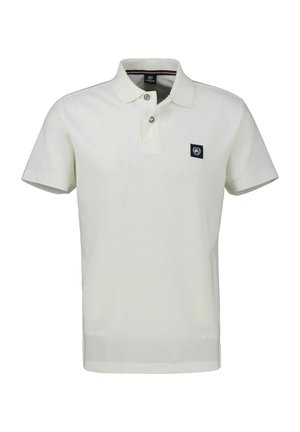 Weißes Polohemd mit kurzen Ärmeln, Kragen, zwei Knöpfen und einem kleinen schwarzen Logo-Patch auf der linken Brust.