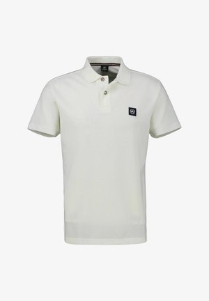Wit poloshirt met korte mouwen, kraag, twee knopen en een kleine zwarte logopatch op de linkerborst.
