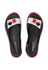 Marine leren slide-sandalen met witte band, rode vierkante accenten en zwart cirkelvormig detail. Voorzien van rode bies en gouden hardware.