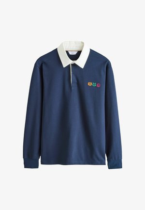 Marineblaues Langarm-Polohemd mit weißem Kragen, das drei bunte Tier-Stickdesigns auf der Brust zeigt. Weicher Stoff.