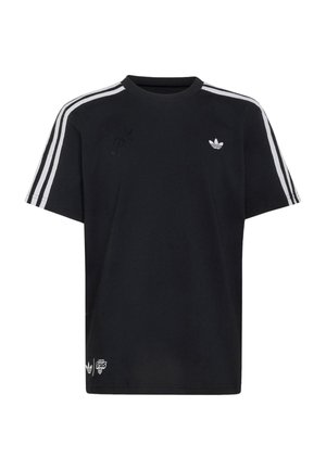 T-shirt noir Adidas avec trois bandes blanches sur les manches, avec un petit logo Adidas sur la poitrine et des logos supplémentaires près de l'ourlet inférieur.