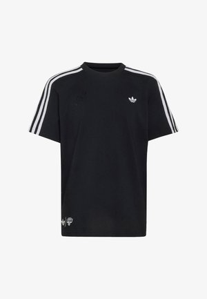 Czarny t-shirt Adidas z trzema białymi paskami na rękawach, z małym logo Adidas na piersi oraz dodatkowymi logotypami w pobliżu dolnego brzegu.