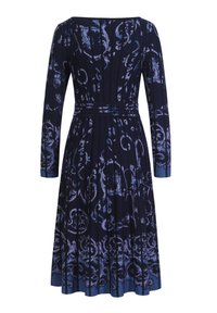 Robe marine à manches longues, motifs floraux en bleu clair et lavande, taille ajustée et jupe évasée, fabriquée en tissu texturé.