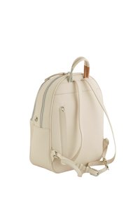 Mochila de cuero color crema con dos compartimentos con cremallera, correas ajustables, un pequeño bolsillo lateral y un asa superior con costura bicolor.