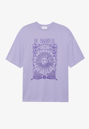 Ljubičasta pamučna majica s kratkim rukavima, koja na prednjoj strani ima kružni grafički prikaz sunca i natpis "LE SOLEIL" u ljubičastoj boji.