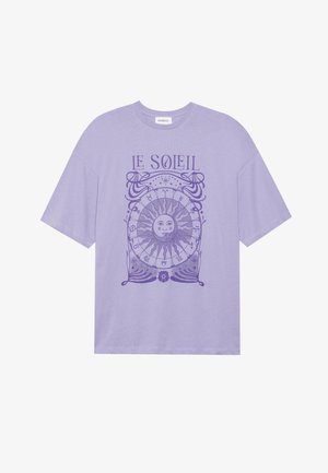 T-shirt en coton violet à manches courtes, présentant un graphique circulaire de soleil et le texte "LE SOLEIL" en encre violette sur le devant.