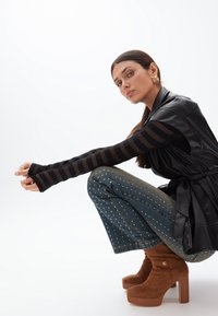 LOLA CASADEMUNT Kotníkové boty na platformě - tobacco