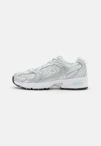 Zapatilla de running para hombre en plateado y verde menta. Presenta una parte superior de malla, cuello acolchado, cierre de cordones y suela blanca acolchada con acentos negros.