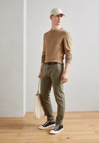 Lindbergh CLASSIC BELT - Chino hlače - oliv